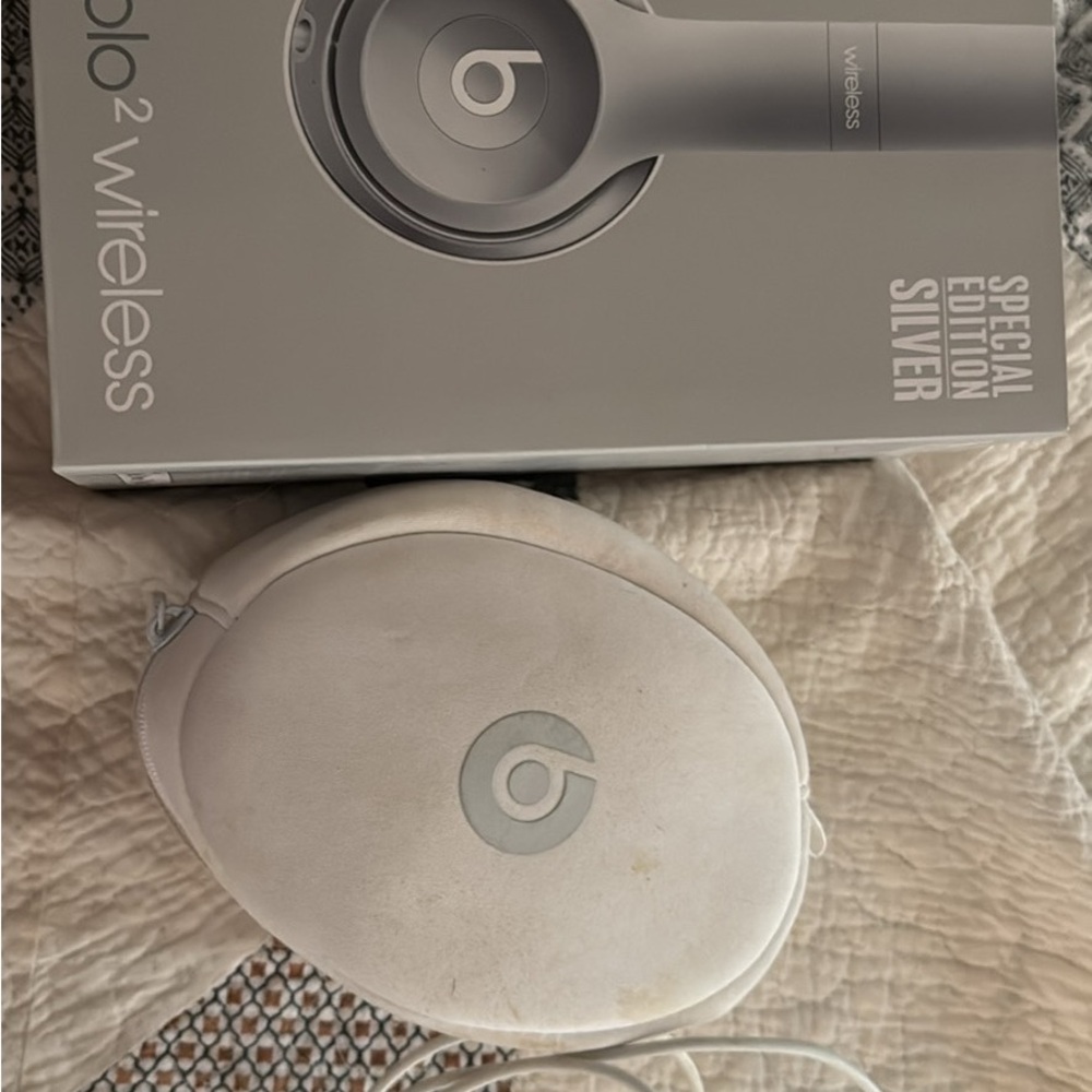 Beats Solo 2 Wireless Headphones - Silver